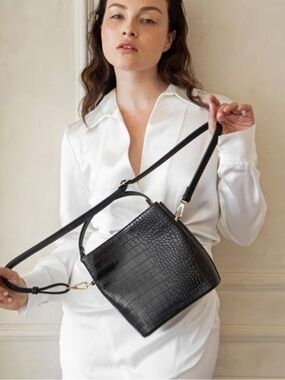 Revolve AOTA Elena Black
Bucket Bag Crossbody